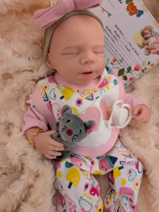 Silicona reborn entera mide 33 y pesa 1kilito 100