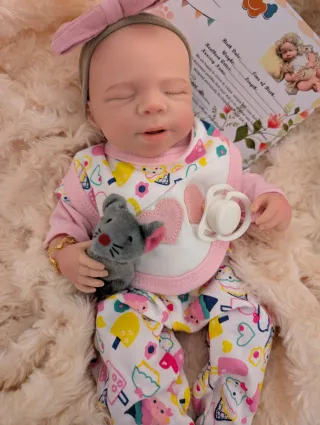 Silicona reborn entera mide 33 y pesa 1kilito 100