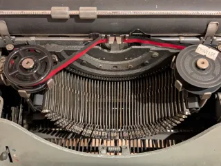 Máquina de escribir antigua Hispano Olivetti