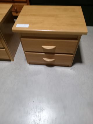 Mesita de noche de madera