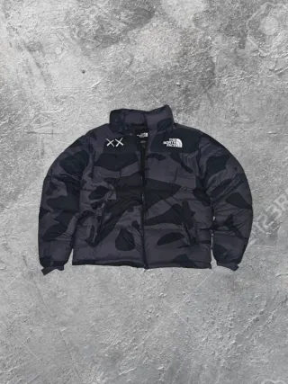Chaqueta The North Face x KAWS