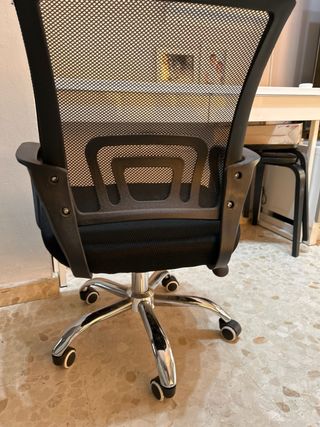 Silla de oficina ergonómica negra