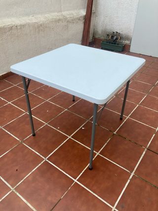 Mesa plegable de plástico y metal