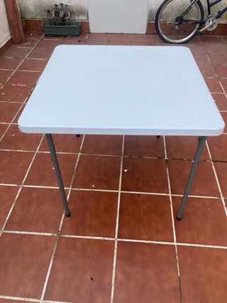 Mesa plegable de plástico y metal