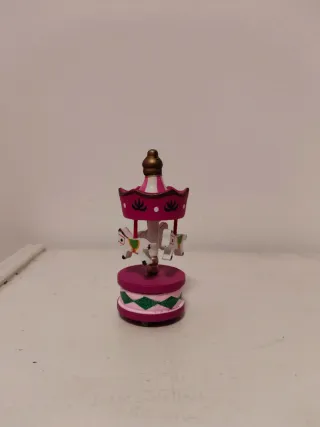 Carrusel de madera con caballos