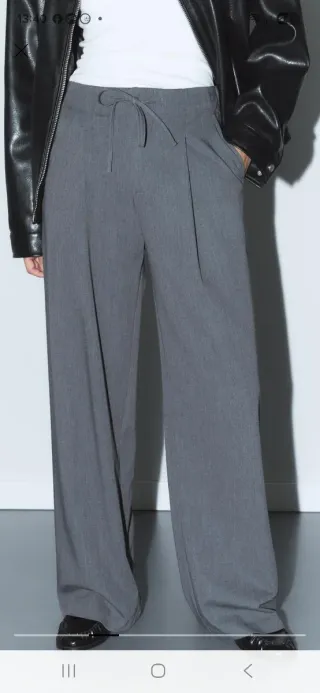 Pantalón Stradivarius gris pinzas y cordones