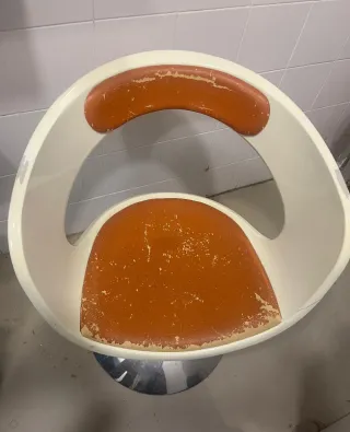 Silla moderna blanca y naranja