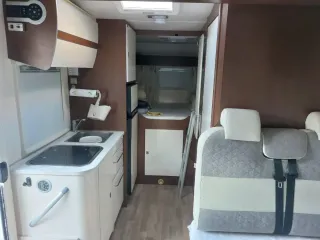 Blucamp Superfly 522 (2021) – Renault 145