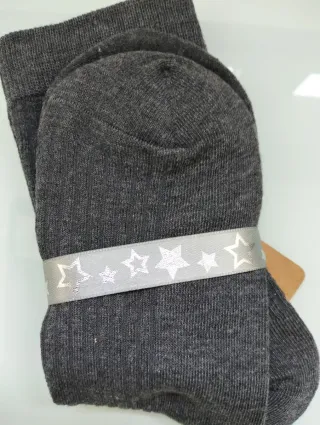 Calcetines grises con osito de pedrería