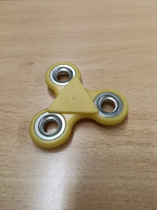 Spinner antiestrés amarillo, para relajación