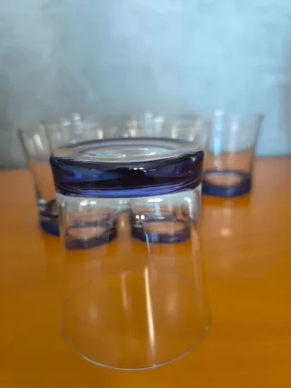 6 vasos de agua azules