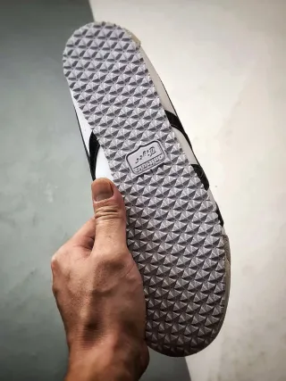 ASICS Talla 42 Blancas y Negras