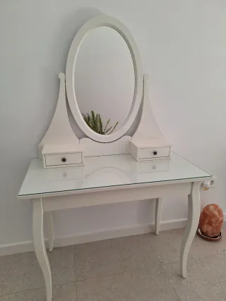 Tocador blanco con espejo ovalado