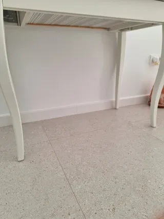 Tocador blanco con espejo ovalado