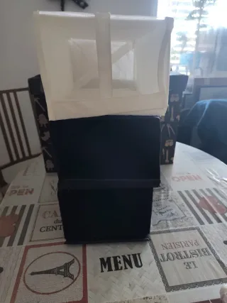 Organizador de armario negro y blanco