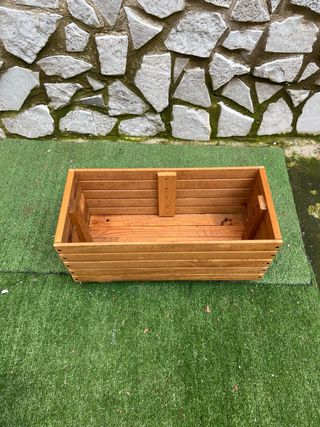 Fioriera rialzata in legno