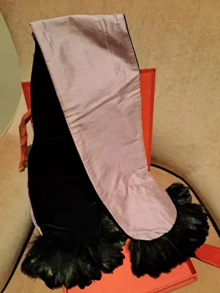 Fular negro terciopelo, seda y plumas