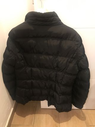 Abrigo plumífero corto negro