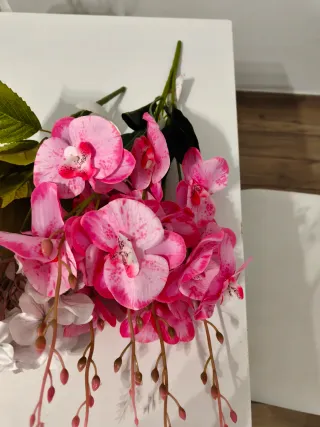 Fiori finti lilla e rosa