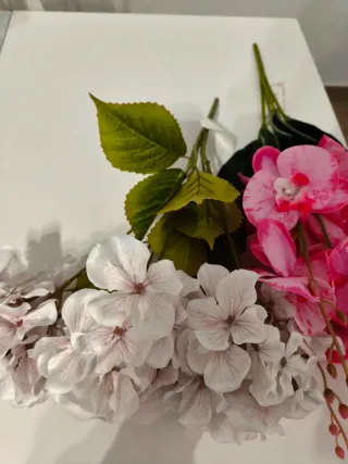 Fiori finti lilla e rosa