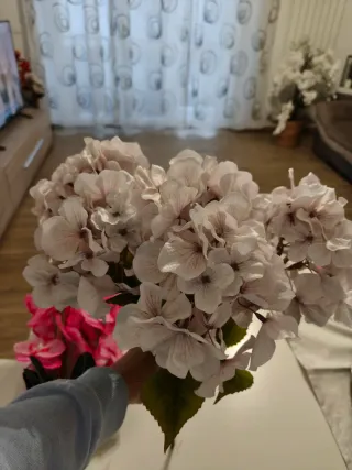 Fiori finti lilla e rosa