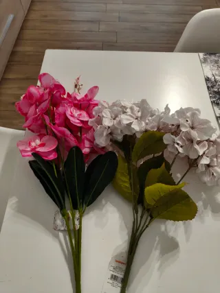 Fiori finti lilla e rosa