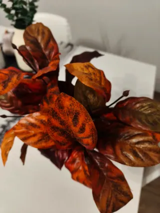 Vaso con fiori decorativi