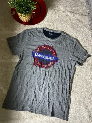 Camiseta Desigual gris con estampado