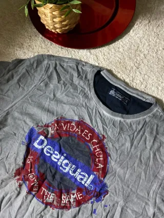 Camiseta Desigual gris con estampado