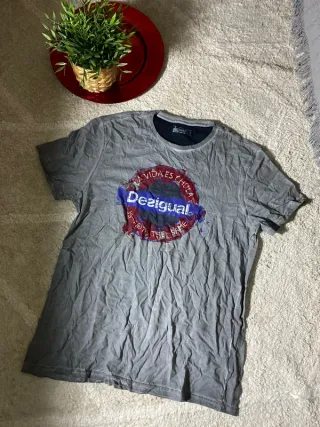 Camiseta Desigual gris con estampado