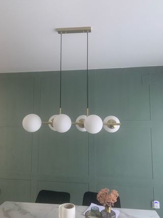 Lámpara colgante moderna dorada y blanca