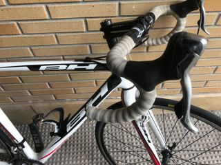 Bicicleta BH Carretera/Gravel Blanca y Roja