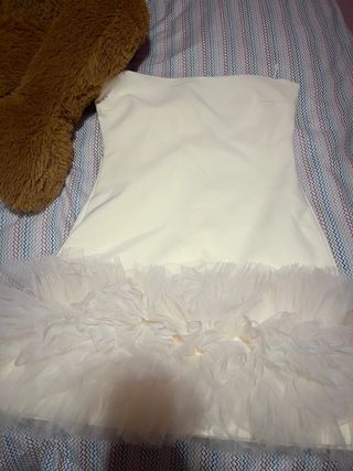Vestido de fiesta crema con volantes