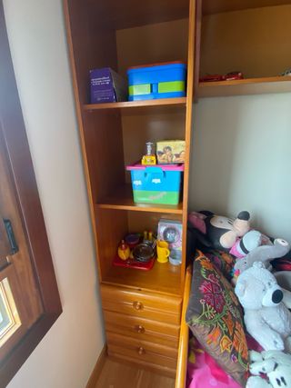 Dormitorio bicama en madera.