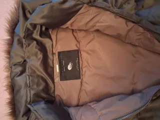 Chaqueta acolchada con cuello alto de pelo.