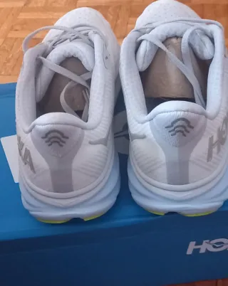 Zapatillas Hoka grises y blancas