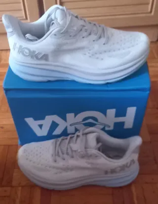 Zapatillas Hoka grises y blancas