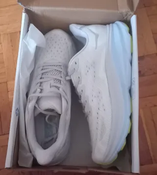 Zapatillas Hoka grises y blancas