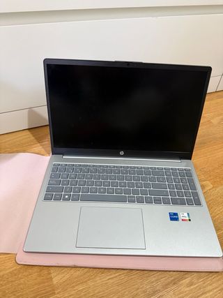Portátil HP i5-1335U Plata. Muy Poco Uso