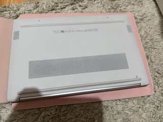 Portátil HP i5-1335U Plata. Muy Poco Uso