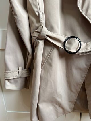Trench corto Stradivarius beige
