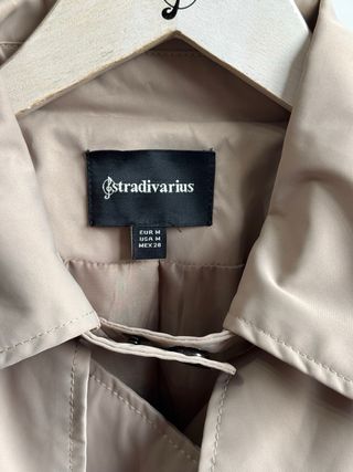 Trench corto Stradivarius beige