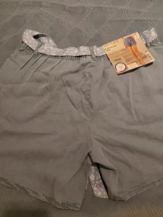 Pantalón corto con cinturón floral