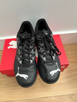 Zapatillas Fútbol Sala Puma Negras + espinilleras