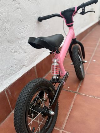 Bicicleta infantil rosa con amortiguador