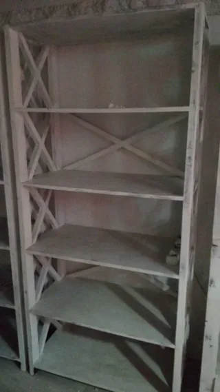 Estantería madera decapada blanca