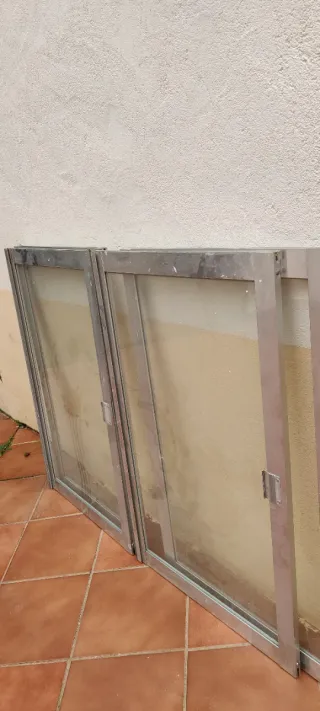 Ventana corredera aluminio gris