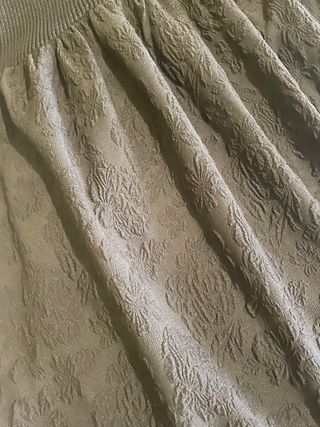 Vestido juvenil negro con mangas abullonadas