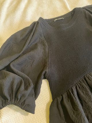 Vestido juvenil negro con mangas abullonadas