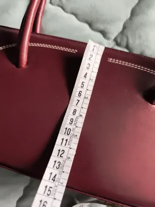 Bolso de mujer, tendencia color burdeos. Elegante